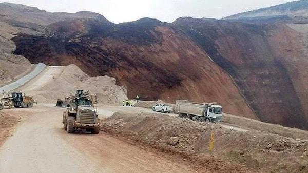 Erzincan'ın İliç ilçesinde dün saat 14.30'da  Çöpler Altın Madeni'nde (İliç Anagold Altın Madeni) meydana gelen toprak kayması sonrası 9 işçiye halen ulaşılamadı.
