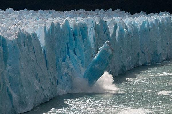 Grönland buzullarının ve Kuzey Kutbu buz tabakalarının küresel ısınma nedeniyle beklenenden daha hızlı erimesi, tatlı suyun denize eklenmesi ve bu durumun sıcak, tuzlu suyun batışını engellemesi, bu korkuları artıran faktörler arasında yer alıyor.