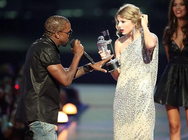 Asıl olaya gelmeden önce hep beraber bir 2009'a gidelim. Kanye West, MTV Video Müzik Ödüllerinde Taylor Swift'in 'En İyi Klip' ödülünü almasıyla tabiri caizse delirmişti ve sahneye çıkıp ödülü Beyonce'nin alması gerektiğini söylemişti.