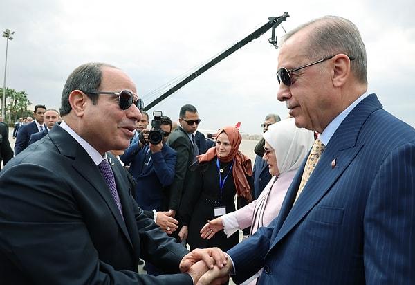 Erdoğan'ı Kahire Uluslararası Havalimanı'nda geçtiğimiz yıllarda sıkça adını 'darbeci' ve 'katil' olarak zikrettiği Mısır Cumhurbaşkanı Abdulfettah es-Sisi ve Türkiye'nin Kahire Büyükelçisi Salih Mutlu Şen karşıladı.