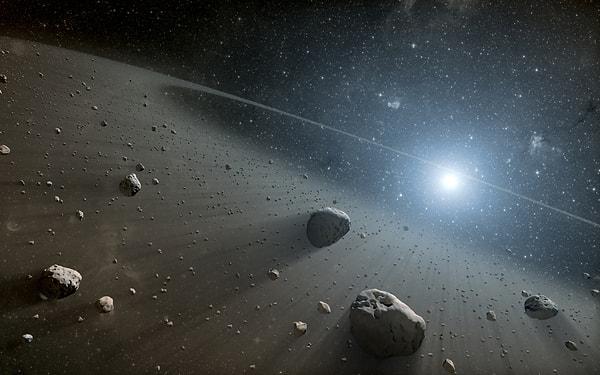Iris asteroiti, 199 km çapıyla diğer asteroitlerin yaklaşık %99'undan daha büyük bir yapıya sahip ve Mars ile Jüpiter arasındaki asteroit kuşağında Güneş etrafında ortalama 2,39 astronomik birim uzaklıkta bir yörüngede döner.