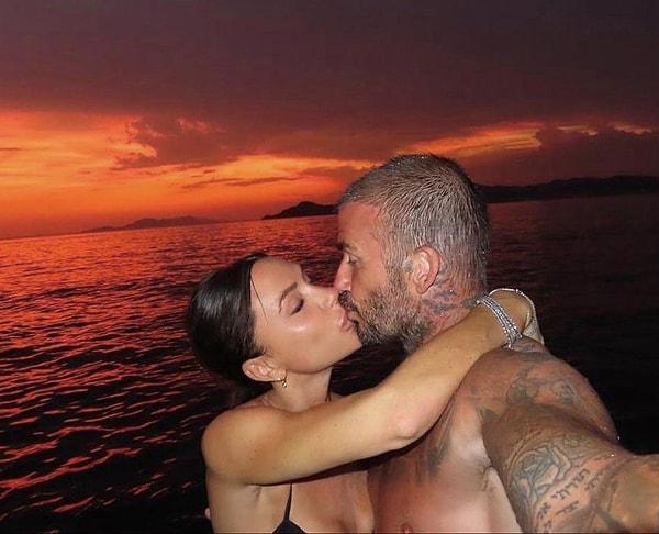 48 yaşındaki David, 49 yaşındaki Victoria ile gün batımı sırasında deniz kenarında öpüşürken çekilmiş romantik bir fotoğrafını paylaştı.