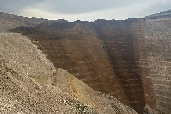 Erzincan’da siyanürle altın aranan madende dün akşam yaşanan toprak kayması sonrasında 9 işçi kaybolmuştu. Madencileri arama çalışmaları ekipler tarafından devam ediyor.