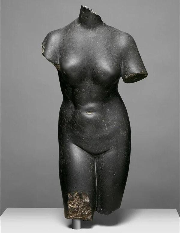 12. Yunan tanrıçası Afrodit'in bazalt heykeli. (Roma, M.S 2. yüzyıl)