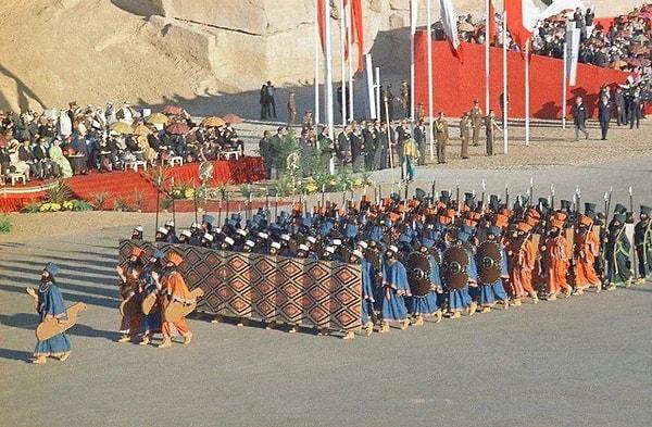 1. Pers İmparatorluğu'nun 2500 yıllık kutlaması. (Persepolis, İran. Ekim 1971)