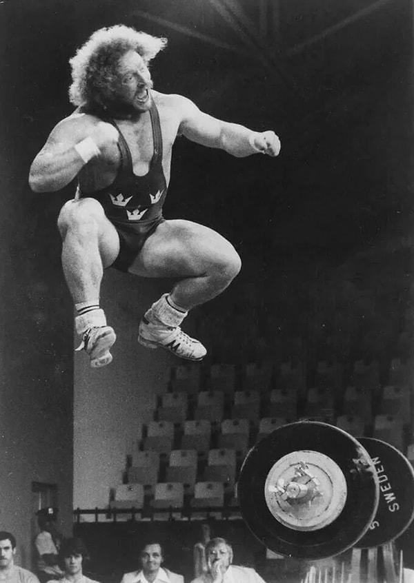 4. İsveçli halterci, 1976 Montreal Olimpiyat Oyunlarında başarılı bir şekilde ağırlık kaldırdıktan sonra sevinirken.