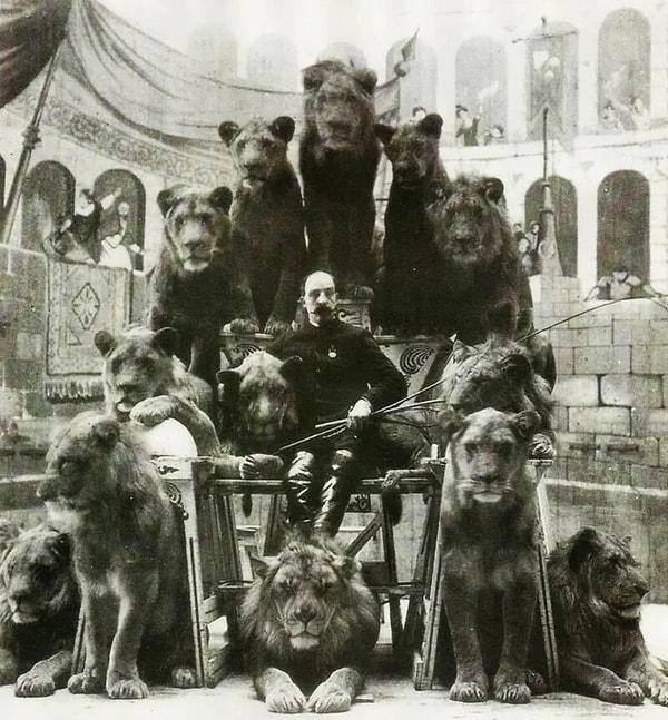 6. Aslan terbiyecisi ve hayvan eğitmeni Jack Bonavita, aslanlarıyla birlikte poz verirken. Yüzyılın başında New York'ta saygın bir sirk sanatçısı olan Bonavita, 1917'de hayvanlarından biri tarafından öldürüldü. Saldırıyı yapan bir aslan değil, kutup ayısıydı.
