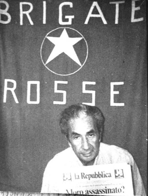 12. Eski İtalya başkanı Aldo Moro'nun Kızıl Tugaylar örgütünün rehinesi olarak çekilmiş ikinci fotoğrafı. Başkan daha sonra rehin olarak öldürüldü. (19 Nisan 1978)