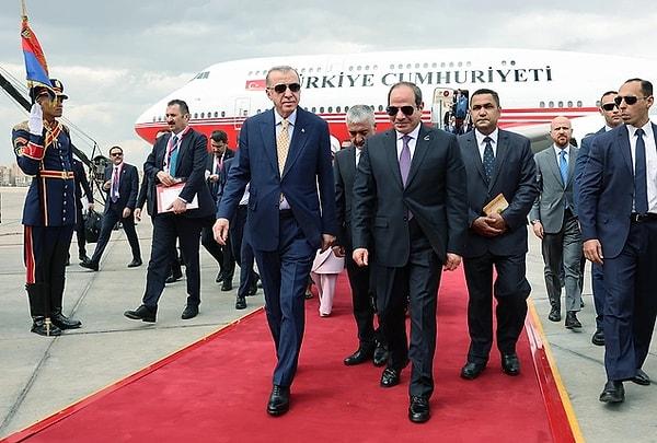 Resmi ziyaretlerde bulunmak için Mısır'a giden Cumhurbaşkanı Recep Tayyip Erdoğan, geçtiğimiz yıllarda 'darbeci' ve 'katil' dediği Cumhurbaşkanı Abdulfettah es-Sisi tarafından karşılandı.