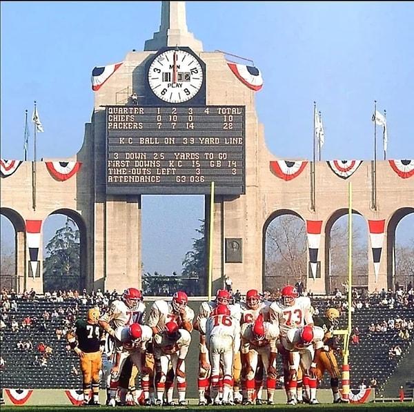 14. İlk Super Bowl, 15 Ocak 1967. Packers takımı, güneşli bir öğleden sonra LA Coliseum sahasında Chiefs takımını 35-10 mağlup etti. Bilet fiyatları o zamanlarda sadece 12 dolardı.