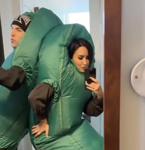 Bu romantik paylaşıma bile şaşırmayacağımız şekilde turşu kostümü giyerek dans ettikleri videoyu ekleyen Demi Lovato'ya nişanlısından Sevgililer Günü hediyesi olarak...
