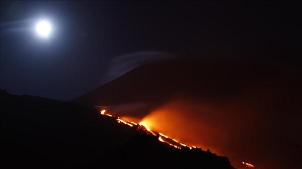 Kagoşima Meteoroloji Ofisi de yaptığı açıklamada, volkanik hareketlilik uyarı seviyesinin "halkın yanardağa yaklaşmaması" tavsiyesini içeren 3. seviyede tutulduğunu duyurdu. Sakurajima, Japonya'nın en aktif yanardağı olarak biliniyor ve Şubat 2016'dan beri kratere 2 kilometreden fazla yaklaşılmasına izin verilmiyor.