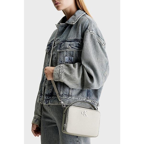 2. Calvin Klein marka ayarlanabilir askılı, logo detaylı sade bir çanta.