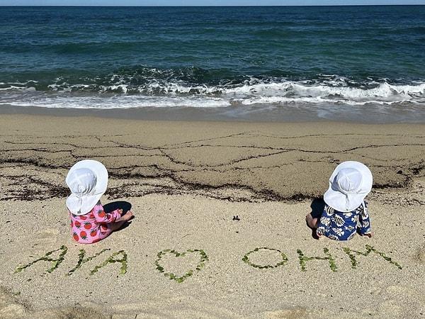 Çarşamba günü, Oscar ödüllü oyuncu, her ikisi de 9 aylık olan kızı Aya ve oğlu Ohm'un kumsalda otururken, kumda isimleri yazılı ve yüzleri suya dönük bir fotoğrafla paylaşana kadar.