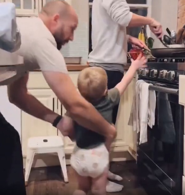 14 Şubat Sevgililer Günü için eşine hediye olarak, 'Kafa rahatlığı' veren koca yürekli koca, tüm gün çocukla ilgilenmiş.