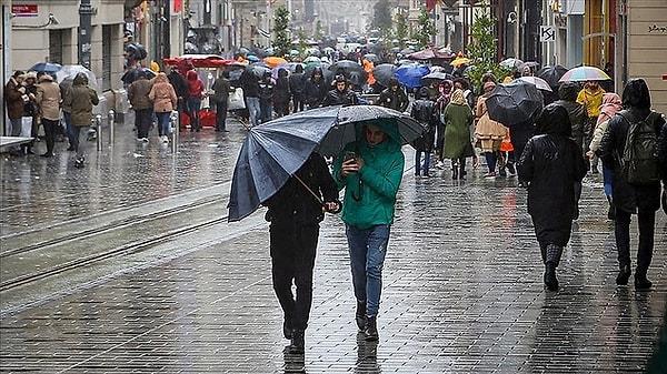 İstanbul Büyükşehir Belediyesi (İBB) Afet Koordinasyon Merkezi (AKOM), kentin kuzey ilçelerinde şiddetli rüzgarla birlikte kuvvetli yağışın etkili olmasının beklendiğini duyurdu.