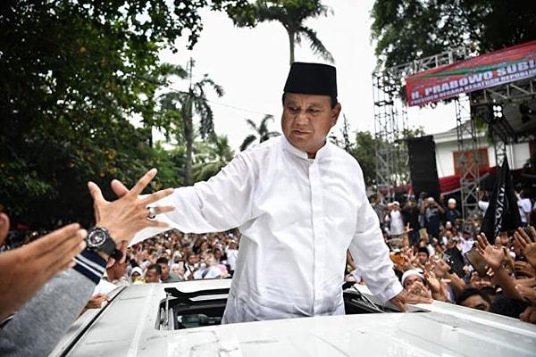 Resmi olmayan sonuçlar, 72 yaşındaki Prabowo Subianto'nun oyların yaklaşık yüzde 60'ını kazandığını gösteriyor. Prabowo, en yakın rakibine en az 33 puan fark attı.