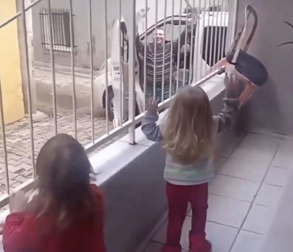 İzmir'de bir baba, Sevgililer Günü'nde iki minik kızına birer gül aldı.