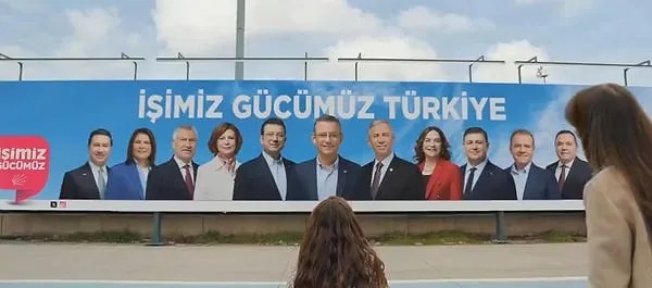 Reklamda, İstanbul Büyükşehir Belediye Başkanı Ekrem İmamoğlu‘nun dükkanının kepengini açan bir vatandaşa yardım ettiği, Ankara Büyükşehir Belediye Başkanı Mansur Yavaş‘ın bir bakkala girerek vatandaşlarla tokalaştığı, Eskişehir Büyükşehir Belediye Başkan Adayı Ayşe Ünlüce‘nin kütüphanede öğrencilerle sohbet ettiği, Tekirdağ Büyükşehir Belediye Başkan Adayı ve eski Tekirdağ Milletvekili Candan Yüceer‘in bir üretim tesisinde işçilerle sohbet ettiği, Aydın Büyükşehir Belediye Başkanı Özlem Çerçioğlu‘nun çiftçilerle selamlaşarak konuştuğu ve İzmir Büyükşehir Belediye Başkan Adayı Cemil Tugay‘ın çimlerde gitar çalıp müzik söyleyen gençlerle buluştuğu görüntüler yer aldı.