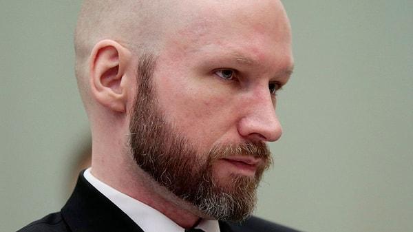 Neo-Nazi Anders Breivik, cinayetleri işlediği tarihten beri, yani 13 yıldır cezaevinde tecrit altında tutuluyor. BBC Türkçe'nin aktardığına göre Breivik'in tecrit cezası tehdit olarak görüldüğü sürece uzatılabiliyor.