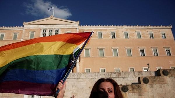 Yunanistan Parlamentosu, eşcinsel evlilik ve evlat edinmeyi yasallaştıran bir yasa tasarısını onayladı.