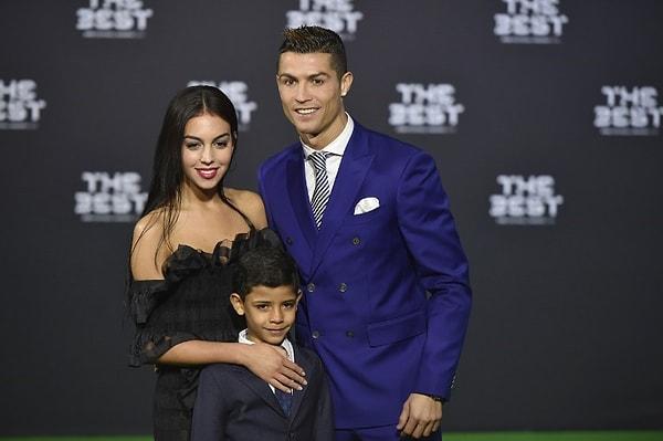 Sosyal medyada vücudunu paylaşmayı seven 30 yaşındaki model, Ronaldo ile Suudi Arabistan'a taşındığından beri Müslüman geleneklerini takip ederek örtünüyor.