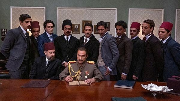 Birce Akalay ise Halide Edip Adıvar rolünde. Filmin diğer ünlü oyuncularına baktığımızda ise Gülper Özdemir, Timuçin Esen ve Gonca Vuslateri de kadroda.