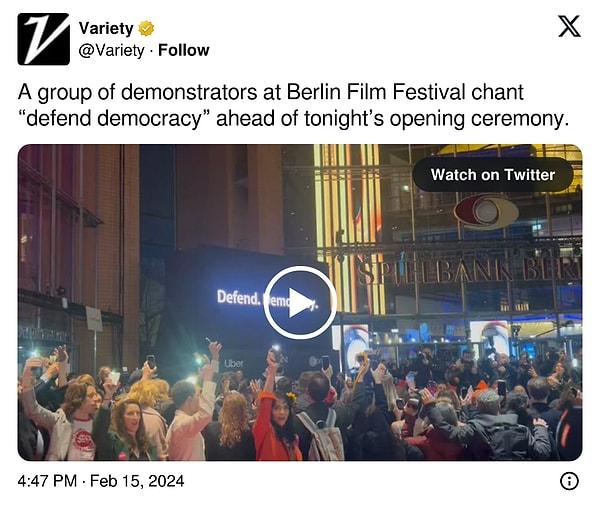 İlk protestoda, film endüstrisinden yaklaşık 50 kişi kırmızı halıda el ele yürüdü. Göstericiler daha sonra cep telefonlarının flaşlarını açarak "demokrasiyi savun!" diye bağırdılar, aynı sözler Palast'ın büyük ekranında da görüntülendi.