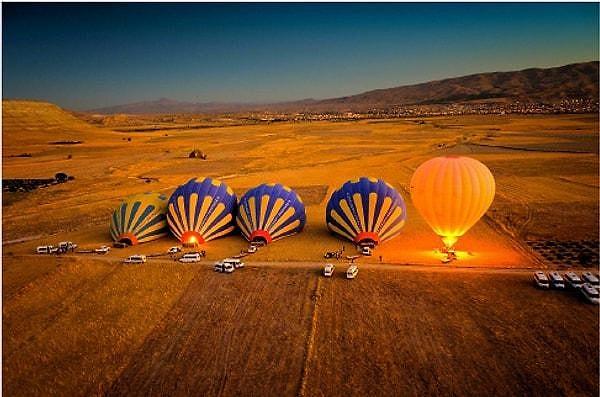 Kapadokya'nın doğal güzelliklerini bir de yukarıdan izlemek isteyenler için balon turları ünlüdür. Mevsime göre değişen fiyatlarıyla balın turları son yıllarda öyle bir artış yaşadı ki yurt içinde vatandaşın hevesi kursağında kaldı.