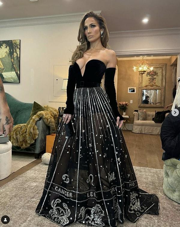 Jennifer Lopez'in derin göğüs dekolteli elbisesi ve elbisenin işleme detayları ile harika görünüyor. Kusursuz vücut hatlarına sahip olduğu için üzerinde taşıdığı parçalar çok iddialı duruyor.