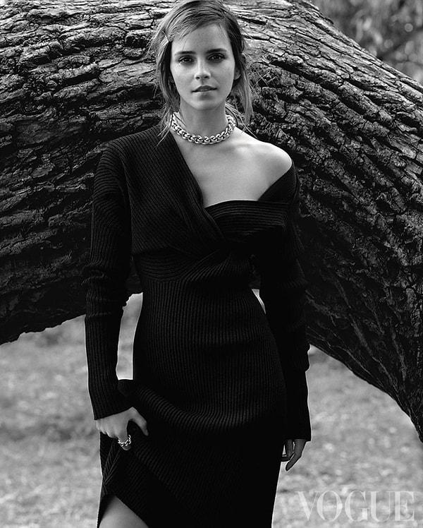 Emma Watson'ın duru güzelliği yetiyor! Son derece yalın görünen siyah elbisesi ve saçları ile harika görünüyor.
