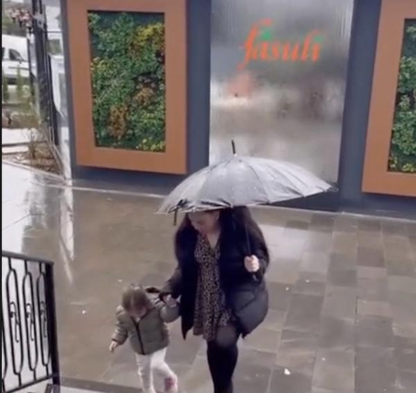 Özlem Öz'ün kızı ile yürürken şemsiyeyi kızının yerine kendine tutması ve kızının ıslanmasına izin vermesi dikkat çekti.