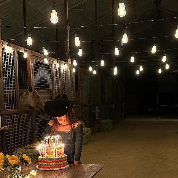 Şimdilerde sosyal medya paylaşımlarını taşrada bir çiftlikte atlarla yapan ünlü model geçtiğimiz saatlerde Ekim ayındaki doğum gününden pozlarını paylaştı.