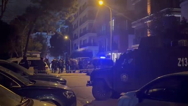 Pendik'te dün saat 22.45 sıralarında meydana gelen olayda, Pendik Kaymakamlığı'nın lojmanının girişinde bulunan polis noktasına motosikletli iki kişi tarafından silahlı saldırı düzenlendi. Saldırı da ölen yada yaralanan olmazken, polis ekiplerinin karşılık vermesi üzerine saldırganlar kaçtı.