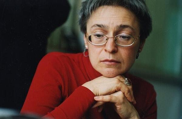 Anna Politkovskaya, Putin'in politikalarını eleştiren ve Çeçenistan'daki savaşları cesurca haberleştiren bir gazeteciydi. 2006'da, evinin önünde öldürülen Politkovskaya'nın ölümü, basın özgürlüğüne yönelik ciddi bir darbe olarak kaydedildi.