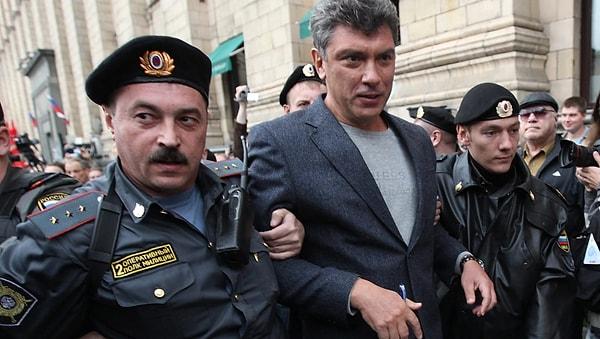 Boris Nemtsov, Putin hükümetinin sert eleştirmenlerindendi. 2015'te, Kremlin yakınlarında öldürüldü ve bu suikast, Rusya'da siyasi muhalefete yönelik tehdidin boyutlarını gözler önüne serdi.