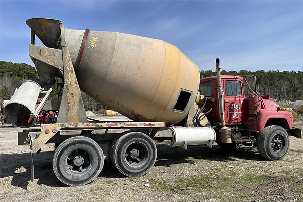 9. "Çimento kamyonunda kalan çimentonun sertleşmeme sebebi beton döküm alanı ile beton karışımının arasındaki mesafenin çok yakın olması. Beton, işin gerçekleştiği alanla betonun karışımı arasında sertleşmez. Betonun katılaşma süresi birkaç saat. Şoförün yapması gereken tek şey bir hortumu çıkarıp geride kalan artıkları durulamak."