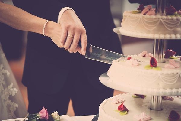 TÜİK verileri düğün sektörünün, 2023’te de büyümeye devam ettiğini gösteriyor. TÜİK’e göre her yıl ortalama 600 bine yakın çift evleniyor.