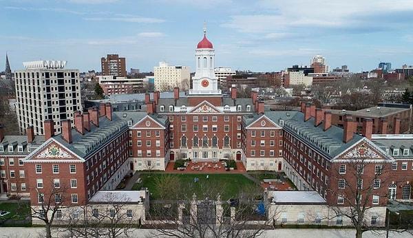 Kurs başvuruları Harvard Üniversitesi'nin resmi sitesinden yapılıyor. İşte Harvard'ın sunduğu 7 ücretsiz kurs;👇