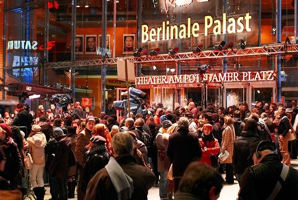 Almanya'nın başkenti Berlin'de düzenlenen 74. Uluslararası Berlin Film Festivali'nde Türkiye standını ziyaret eden Mumcu, Türk sinemasının uluslararası alanda tanıtımına katkı sağlayan destekleri vurguladı.