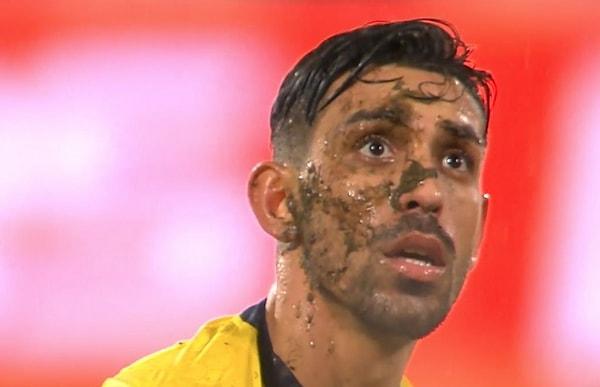 Rakibinin müdahalesi sonrası yerden kalan 28 yaşındaki futbolcu, çamur sebebiyle nefes almakta zorlandı.