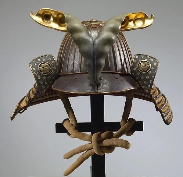 2. Arması iki bezelye kabuğu şeklinde olan samuray kaskı. (Japonya, 17. yüzyıl)