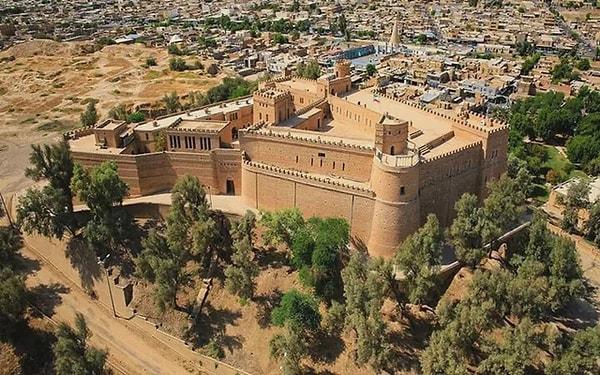 10. Bu kale İran'daki Susa şehrinin en önemli tarihi yapılarından birisidir. Kale, 1897 yılında Büyük Darius'un (M.Ö. 522-486) sarayındaki tuğlaların kullanılmasıyla inşa edilmiş olup, Susa'nın Ahameniş İmparatorluğu'nun kış başkenti olduğu dönemde hizmet vermiştir.