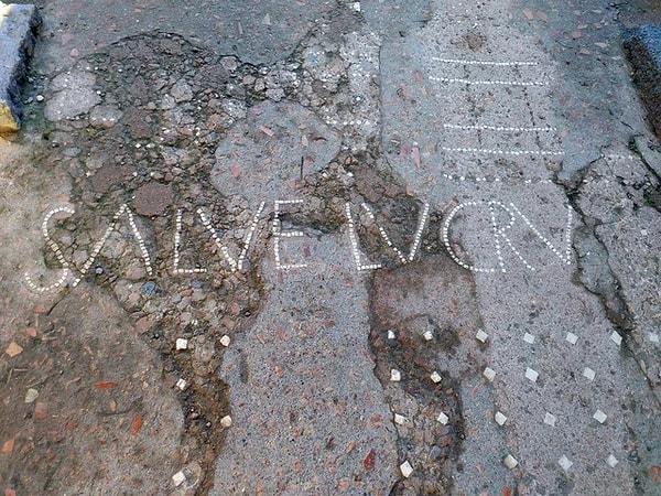 11. Pompei'deki M.Ö 1. yüzyıldan kalma Roma evlerinden birinin girişinde bulunan yazıt. SALVE LUCRU, yani "Hoş geldin para".