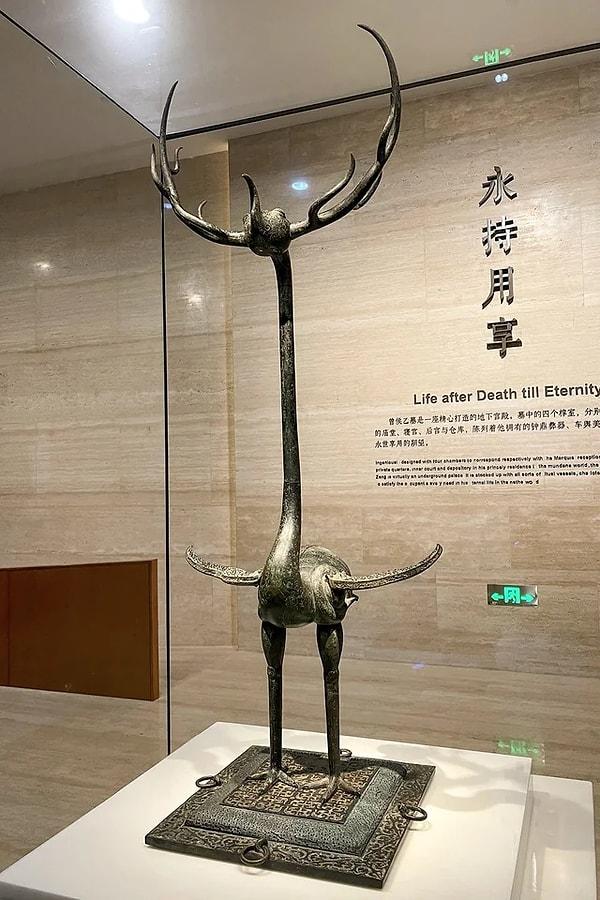 13. Çin'de bulunan bir mezarlıkta keşfedilen boynuzlu bronz turna. (Hubei, Çin, M.Ö 430)