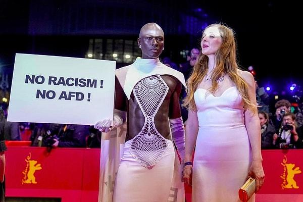 Subsequently, red carpet participants protested through fashion, with actress Pheline Roggan wearing a necklace with "Fck AfD" written on it, and model Papis Loveday carrying a sign that said "No Racism! No AfD."