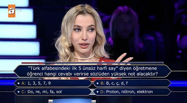 İlk soruyu kolay bir şekilde yanıtlayan İrem Hanım, ikinci soruyu açtırdı. Karşısına "Türk alfabesindeki ilk ünsüz 5 harfi say' diyen öğretmene öğrenci hangi cevabı verirse sözlüden yüksek not alacaktır?" diye bir soru çıktı.