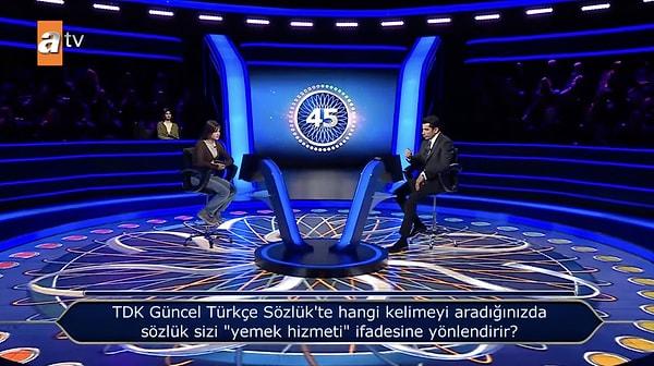İlk soruları başarıyla yanıtlayan Nisa Soygüden'in beşinci sorusu da "TDK Güncel Türkçe Sözlük'te hangi kelimeyi aradığınızda sözlük sizi "yemek hizmeti" ifadesine yönlendirir?" diye soruldu.