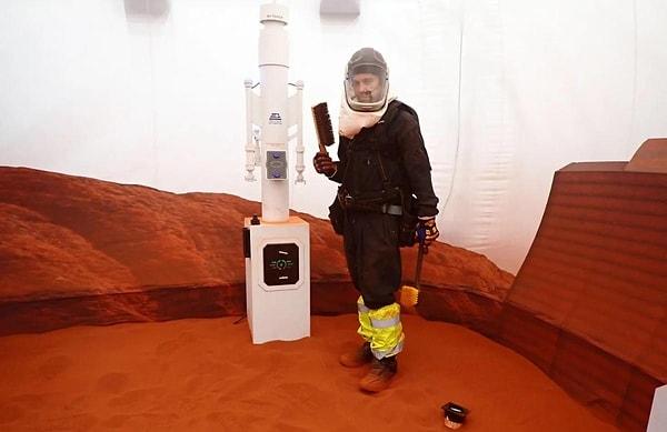 Bu simülasyon, SpaceX'in geliştirdiği yeni nesil Starship roketinin gelecekte Mars'a insan taşıma ihtimaliyle birlikte Mars'ta kalıcı bir varlık kurma hedefi doğrultusunda gerçekleştiriliyor.