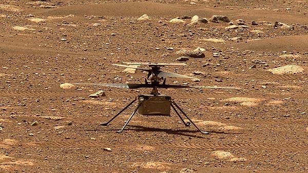 NASA, şimdiye kadar Mars'a insan gönderememiş olsa da küçük bir helikopter olan Ingenuity'yi Kızıl Gezegen'e başarıyla indirmişti. Ne var ki son uçuşunda kanatlarından biri zarar gören Ingenuity artık uçamayacak durumda.